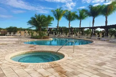 Image de Great townhouse in gated community, sleeps 6. 10 min to Disney!