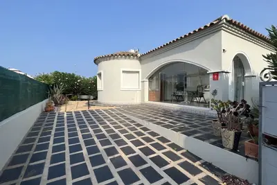 Image de T-0120 ; petite villa à 800 m de la plage