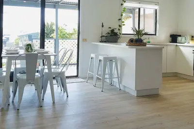 Image de ★ HolidayHouse ★ FreeBrekky ★ KingBed ★ NBNWifi ★ AppleTV ★ Disney + ★ BYOBoat ★ FussFree ★