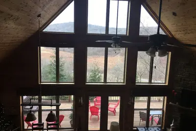 Image de Cabine isolée avec bain à remous et porche enveloppant à 45 minutes du centre-ville de Nashville