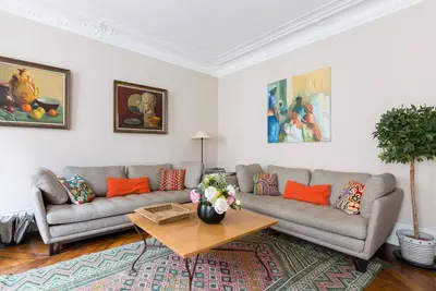 Image de Appartement 2br de style traditionnel dans le 17ème, près du Moulin Rouge, par Veeve