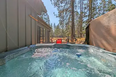 Image de Maison à plusieurs niveaux avec un bain à remous privé et A / C