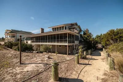 Image de 9 Bedroom Oceanfront Beach House in Debordieu