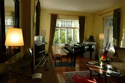 Image de Romantique 5-Zi. -Appartement avec piano à queue Histor. Villa, jardin, calme