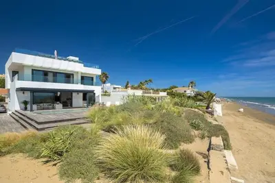 Image de The Beach House -Front line beach Villa in Elviria