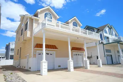 Image de Vues Sur L'OCÉAN! ! ! ! Belle maison de ville Beachblock. Étapes de la promenade. Grande terrasse pour se divertir avec vue sur l'océan.