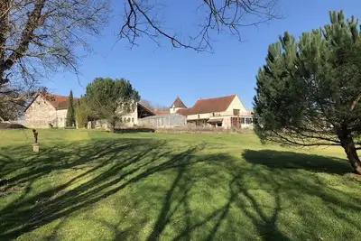 Image de Belle maison de campagne située dans 100 acres de parcs paysagers, de bois et de lacs.