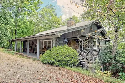 Image de Chalet en bois rond avec poêle à bois, bain à remous et grill près du lac Chatuge