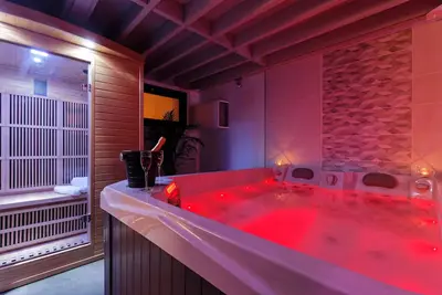 Image de High-end Romance Spa loft with Jacuzzi and sauna.