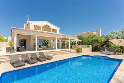Wonderful villa with country views, private pool, sleeps 6, Ac