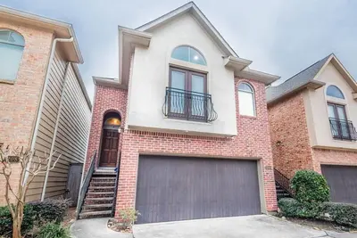Image de Maison de ville haut de gamme du centre-ville. Piscine privée et jacuzzi