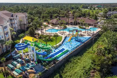 Image de 10 minutes de Disney! Élégant 6br / 4ba avec piscine privée dans la communauté de villégiature.