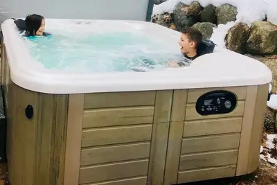 Image de Leelanau Therapy + (bain à remous isolé / neuf - près de Tc)