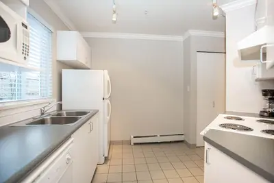 Image de 1 Br · Immaculée et calme sur West End bordée d'arbres