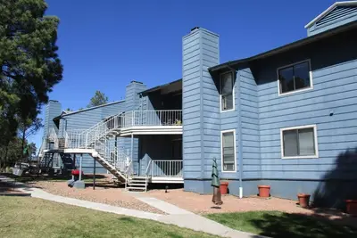 Image de Magnifique condo au deuxième étage! 3 lits, 2 salles de bain, 2 fenêtres A \/ C.