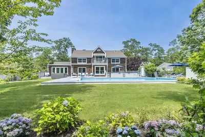Image de Nouvelle maison magnifique de Sag Harbor East Hampton avec une oasis en plein air sur 3 acres