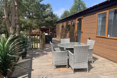 Image de Forget Me Not Lodge est incroyable avec bain à remous, grande terrasse et il accepte les chiens. Un vrai luxe