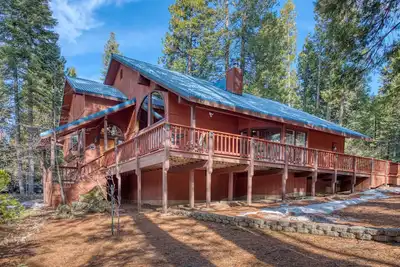 Image de Belle maison Meadowridge avec table de billard et grande terrasse - près de la ville et du lac!