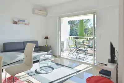 Image de 2p avec terrasse, vue mer, piscine et parking