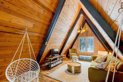 Image de Nouvelle Liste! Chalet unique adapté aux chiens avec barbecue à gaz, foyer et bain à remous privé!