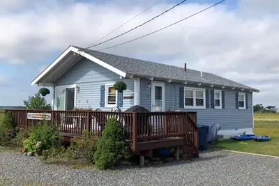Image de Faire le grand saut. . . Notre chalet familial offrant à ses clients la tranquillité Et la plage!