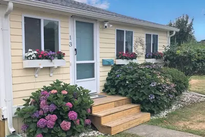 Image de Seaside Cottage Steps to Beach/Close to Ferry to Martha's Vineyard & Nantucket