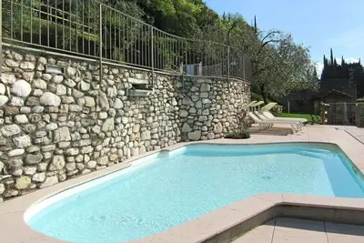 Bel appartement avec piscine, climatisation, Wifi, Tv, patio, animaux admis et parking