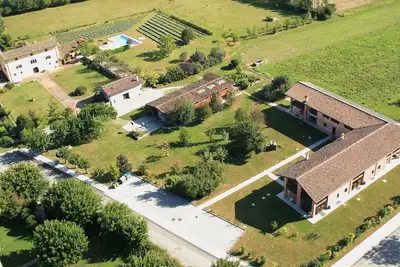 Image de Appartement dans une maison de vacances avec climatisation, piscine, Wifi, Tv, terrasse, parking