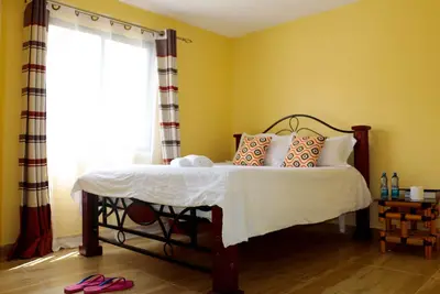 Image de Chambre privée lumineuse dans un appartement calme et sûr