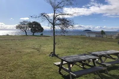 Image de Lakefront house