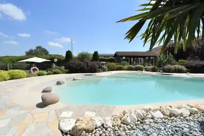 Image de Joli appartement dans une maison de vacances avec Wifi, climatisation, piscine, Tv, patio, parking