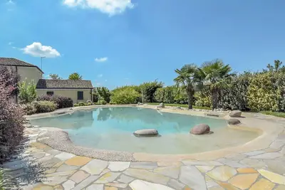 Joli appartement dans une maison de vacances avec climatisation, Wifi, piscine, Tv, patio, parking