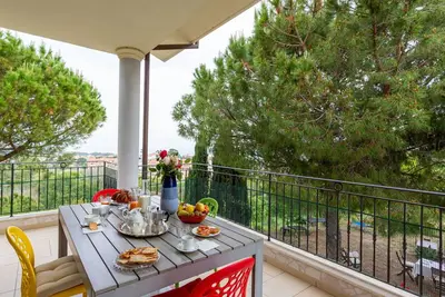 Image de Joli appartement avec climatisation, Wifi, Tv, patio, animaux admis, vue panoramique et parking