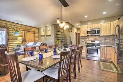 Image de Nouveau! Cabine Creekside élégante avec pont et foyer!