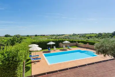Image de Appartement dans une maison de vacances avec Wifi, piscine, Tv, terrasse, animaux admis, parking