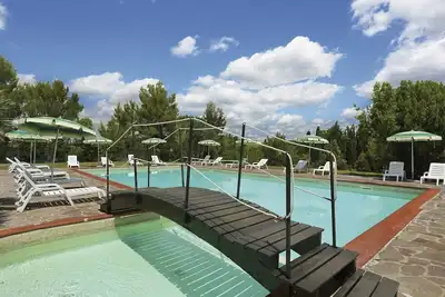Bel appartement dans une maison de vacances avec piscine, Wifi, terrasse, animaux admis, parking
