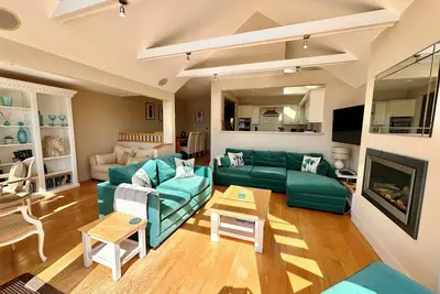 Image de Magnifique lodge au bord du lac de 4 chambres dans les Cotswolds. Terrasse privée et vue imprenable