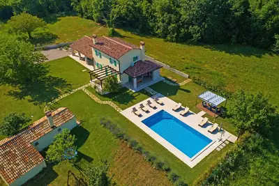 Image de Villa avec piscine enchanteresse, parfaitement équipée