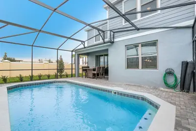 Image de Confortable confortable Windsor à Westside Home avec piscine Splash