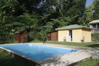 Image de Bungalow à la campagne dans un jardin tropical avec piscine