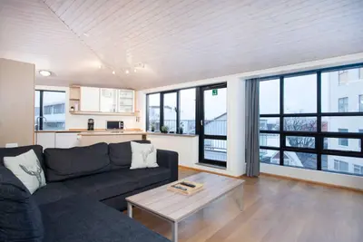 Image de Situé au centre-ville de Reykjavik, à l'angle de Laugavegur et Skólavörðustígur.