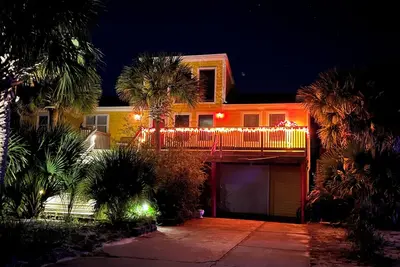 Image de Bunny and Boo's Beach Bungalow - Outside Paradise, Large Decks, Bbq, and Games!