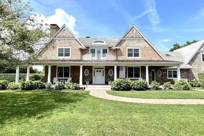 Image de A Serene Hamptons Escape- South Of The Highway