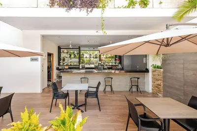 Image de 1 Br Ph avec terrasse sur le toit et piscine privée.