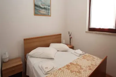 Image de Appartement de deux chambres avec balcon avec lit double