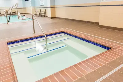 Studio accessible aux personnes à mobilité réduite près du centre-ville avec navette gratuite, petit-déjeuner et accès à la piscine!