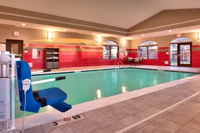 Image de Petit déjeuner gratuit + piscine intérieure + bain à remous sur place | Suite Accessible