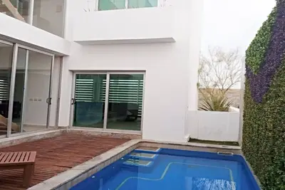 Image de 3 chambres, 3 1\/2 salle de bain magnifique villa. Cette villa a 5. 665 pieds carrés au total
