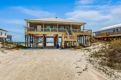 Charmante maison en bord de mer avec vue sur l'océan, accès facile à la plage et terrasse enveloppante!