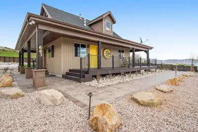 Image de Magnifique maison Lakeview avec cuisine complète - Près de Bear Lake Marina!